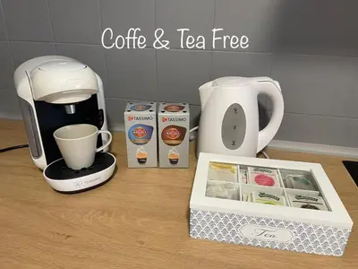Utensilios para hacer té y café en Fantástico piso con piscina en corazón de Fenals