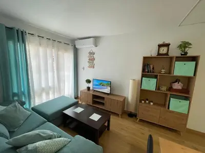 Una televisión o centro de entretenimiento en Fantástico piso con piscina en corazón de Fenals
