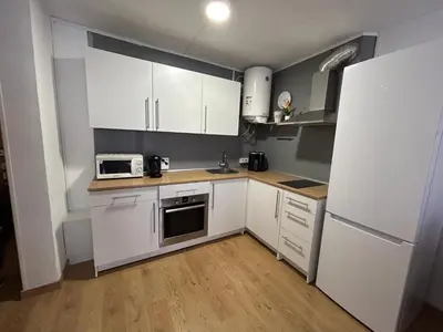 Una cocina o zona de cocina en Fantástico piso con piscina en corazón de Fenals
