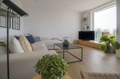 Una televisión o centro de entretenimiento en Vivalidays Apartour - Calella