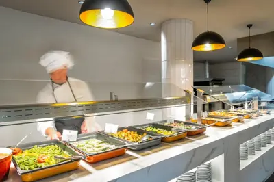 Comida en o cerca de este hotel