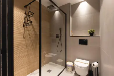 Un baño de Bravissimo Les Voltes, Modern 1-bedroom apartment