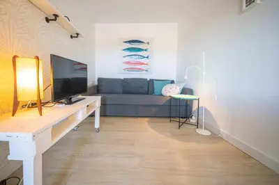 Una televisión o centro de entretenimiento en HomeHolidaysRentals Beach - Costa Barcelona
