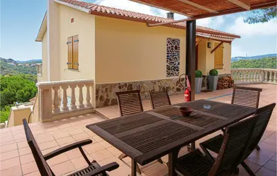 Un balcón o terraza de Nice Home In Sant Cebria De Vallalt