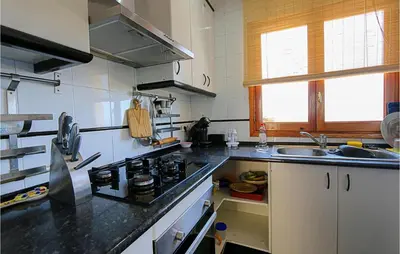 Una cocina o zona de cocina en Nice Home In Sant Cebria De Vallalt