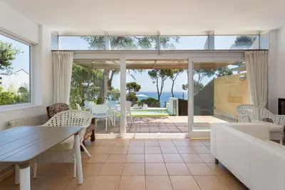 Una televisión o centro de entretenimiento en Luxury Villa in front of the beach POPETA