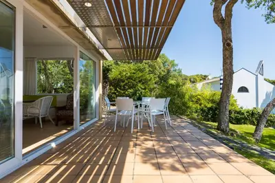 Jardín al aire libre en Luxury Villa in front of the beach POPETA