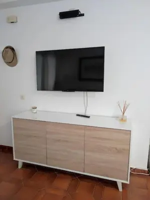 Una televisión o centro de entretenimiento en Apartament familiar tranquil a Platja d'Aro