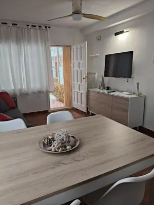 Una televisión o centro de entretenimiento en Apartament familiar tranquil a Platja d'Aro