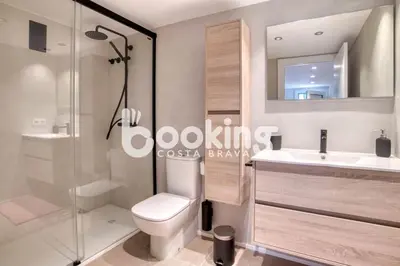 Un baño de Margaritas II Apartament renovat per 4 persones amb totes les comoditats