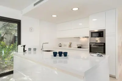Una cocina o zona de cocina en 4 Bedroom Modern House, Llafranc, Costa Brava