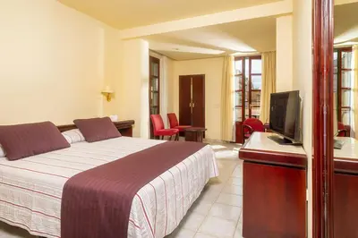 Una televisión o centro de entretenimiento en Hotel Guitart Rosa - Adults Only
