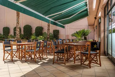 Un restaurante o sitio para comer en Hotel Guitart Rosa - Adults Only