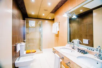 Un baño de Hotel Roger de Flor by Seleqtta