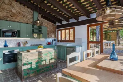 Una cocina o zona de cocina en Mas Dels Arcs. Con piscina. Muy cerca de la playa.