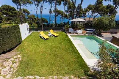 Piscina en o cerca de Luxury villa in front of the beach ALBA