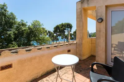 Un balcón o terraza de Luxury villa in front of the beach ALBA