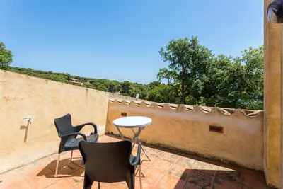 Un balcón o terraza de Luxury villa in front of the beach ALBA