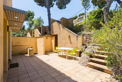Jardín al aire libre en Luxury villa in front of the beach ALBA