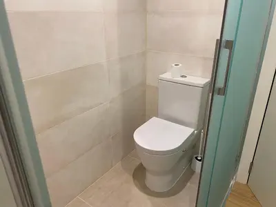 Un baño de Apartamento nuevo, equipado y decorado con estilo