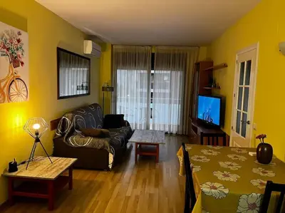 Una televisión o centro de entretenimiento en Hermoso apartamento con piscina a 300m de la playa