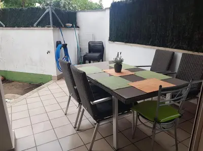 Plano de Precioso apartamento con piscina y jardín propio