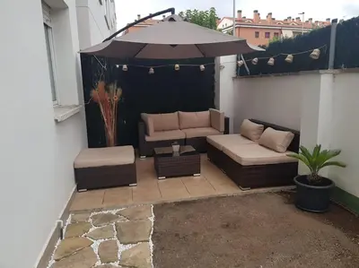 Zona de estar de Precioso apartamento con piscina y jardín propio