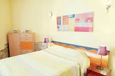 Cama o camas de una habitación en Precioso apartamento con piscina y jardín propio