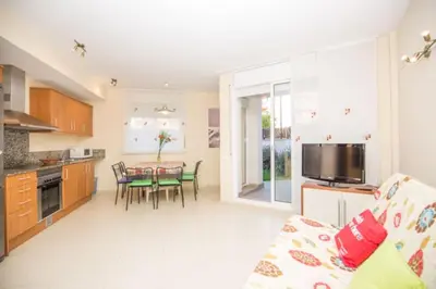 Una cocina o zona de cocina en Precioso apartamento con piscina y jardín propio
