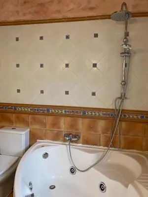 Un baño de L'Encís Begur - Casa unifamiliar con piscina, jardín y barbacoa