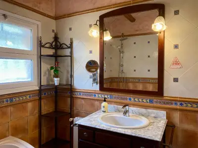 Un baño de L'Encís Begur - Casa unifamiliar con piscina, jardín y barbacoa