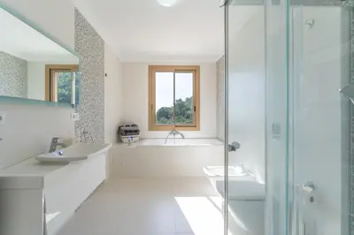 Un baño de Gran Piscina Hidromasaje playa privada y sauna