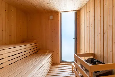 Plano de Gran Piscina Hidromasaje playa privada y sauna