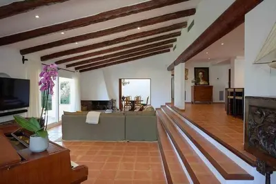 Una televisión o centro de entretenimiento en Villa en Calonge con Gran piscina
