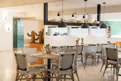 Un restaurante o sitio para comer en Luna Club Hotel Yoga & Spa 4Sup
