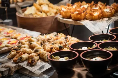 Comida en o cerca de este hotel