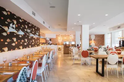 Un restaurante o sitio para comer en The 15th Boutique Hotel