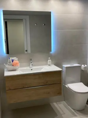 Un baño de Apartamento céntrico, climatizado y totalmente equipado de 3 habitaciones para 6-7 personas