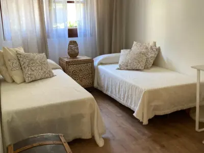 Cama o camas de una habitación en Apartamento céntrico, climatizado y totalmente equipado de 3 habitaciones para 6-7 personas