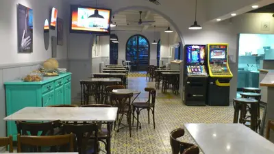 Una televisión o centro de entretenimiento en Hotel Torres