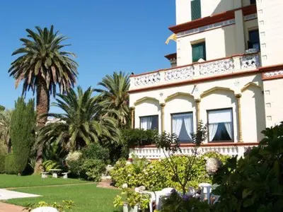 Jardín al aire libre en Hotel Hostal del Sol