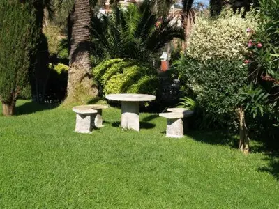 Jardín al aire libre en Hotel Hostal del Sol