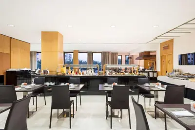 Un restaurante o sitio para comer en Best Western Premier CMC Girona