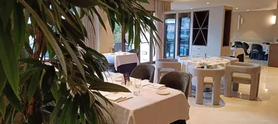 Un restaurante o sitio para comer en Best Western Premier CMC Girona