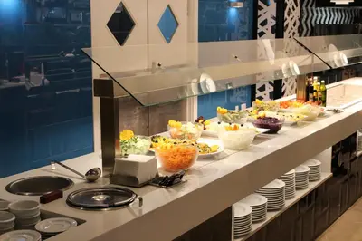 Comida en o cerca de este hotel