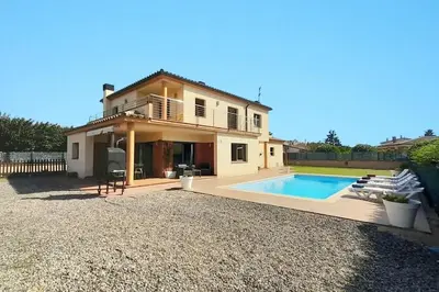 Plano de Villa Mediterránea con Cinco Dormitorios y Piscina