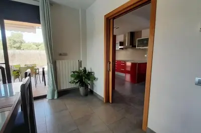 Plano de Villa Mediterránea con Cinco Dormitorios y Piscina