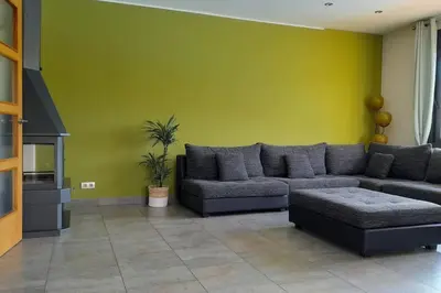 Plano de Villa Mediterránea con Cinco Dormitorios y Piscina