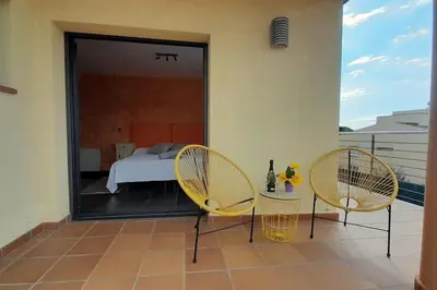 Plano de Villa Mediterránea con Cinco Dormitorios y Piscina