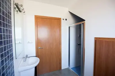 Plano de Villa Mediterránea con Cinco Dormitorios y Piscina